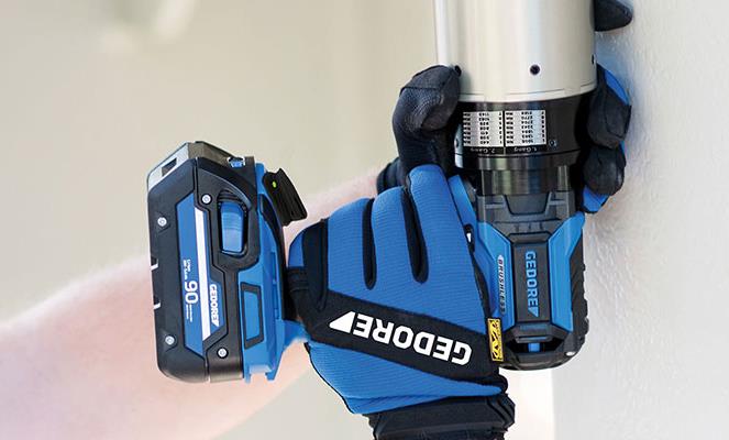 Mitarbeiter mit blauen Handschuhen nutzt den GEDORE Torque Solutions LDA zum Verschrauben