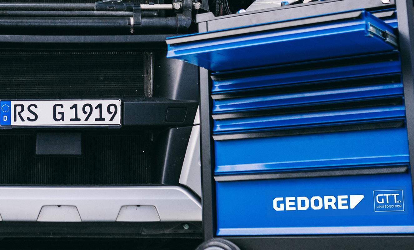 Gedore Werkzeugwagen neben einem LKW